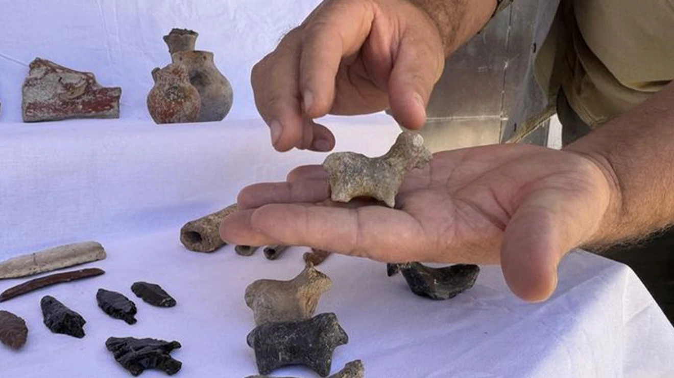 Konya'da yaklaşık 5 bin yıllık 'insan yüzlü' çömlek parçası bulundu